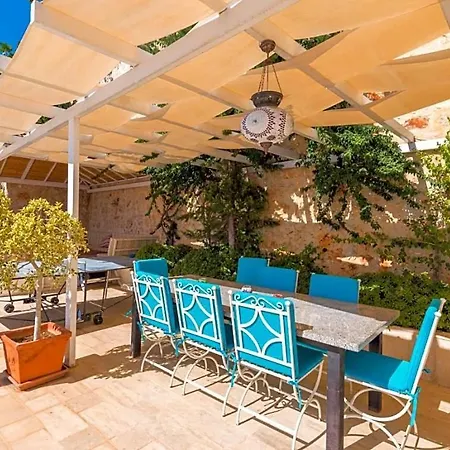 Sleeps 10 Pool Air Con Wifi